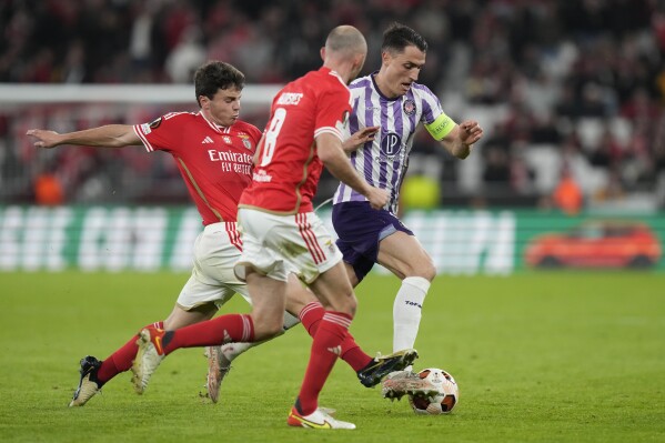 Toulouse's Vincent Sierro, right, is challenged by Benfica's Tiago Gouveia, left, during the Europa League playoff first leg soccer match between SL Benfica and Toulouse FC at the Luz stadium in Lisbon, Thursday, Feb. 15, 2024. (AP Photo/Armando Franca)