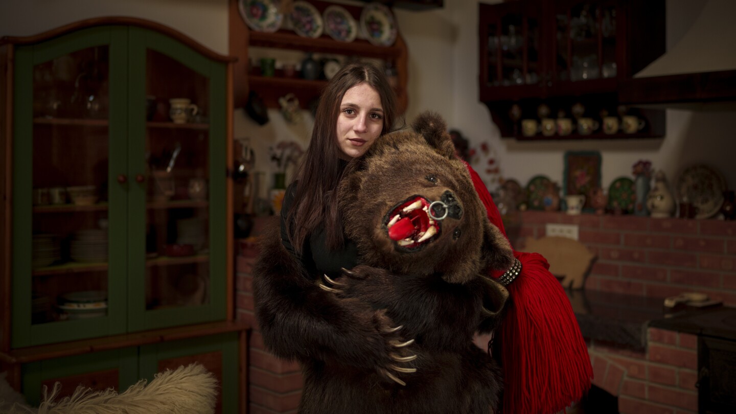 СНИМКИ AP: Танцът с мечките продължава да съществува като уникален обичай в Румъния