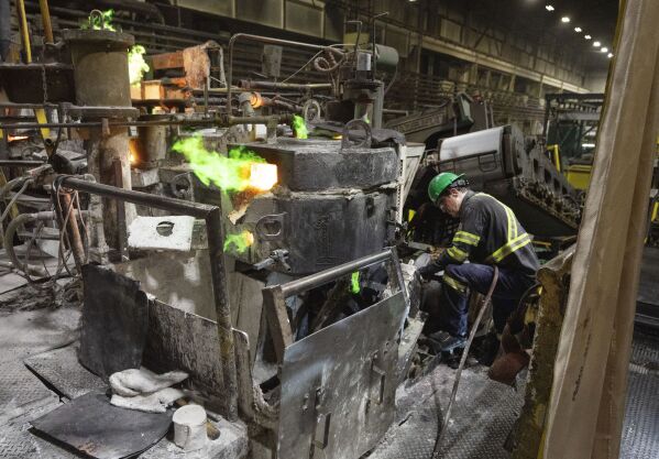 Seorang karyawan bekerja di Nexans, salah satu produsen kawat dan kabel terbesar di dunia, Jumat, 12 April 2024, dekat Montreal.  Perusahaan semakin banyak mencampurkan tembaga bekas ke dalam produknya.  (Ryan Remiorz/The Canadian Press melalui AP)