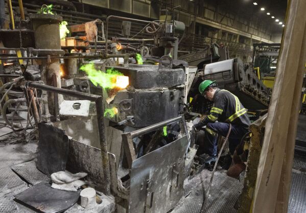 Ein Mitarbeiter bei der Arbeit bei Nexans, einem der größten Draht- und Kabelhersteller der Welt, am Freitag, 12. April 2024, in der Nähe von Montreal.  Das Unternehmen mischt seinen Produkten zunehmend Altkupfer bei.  (Ryan Remiorz/The Canadian Press über AP)