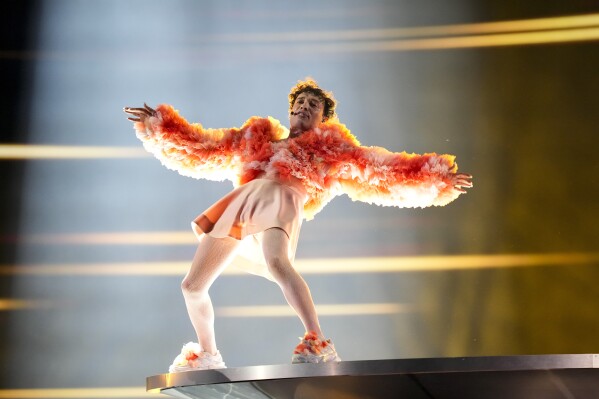 El cantante suizo no binario Nemo interpreta la canción "The Code" durante el ensayo general de la segunda semifinal del Festival de la Canción de Eurovisión, en Malmo, Suecia, el miércoles 8 de mayo de 2024. (Foto AP/Martin Meissner)