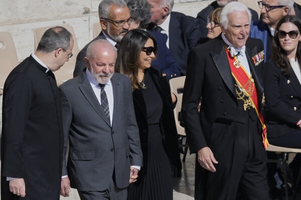 El presidente brasileño Luiz Inacio Lula da Silva, segundo desde la izquierda, y la primera dama Janja Lula da Silva llegan a la Plaza de San Pedro para el funeral del papa Francisco, el sábado 26 de abril de 2025. (AP Foto/Gregorio Borgia)