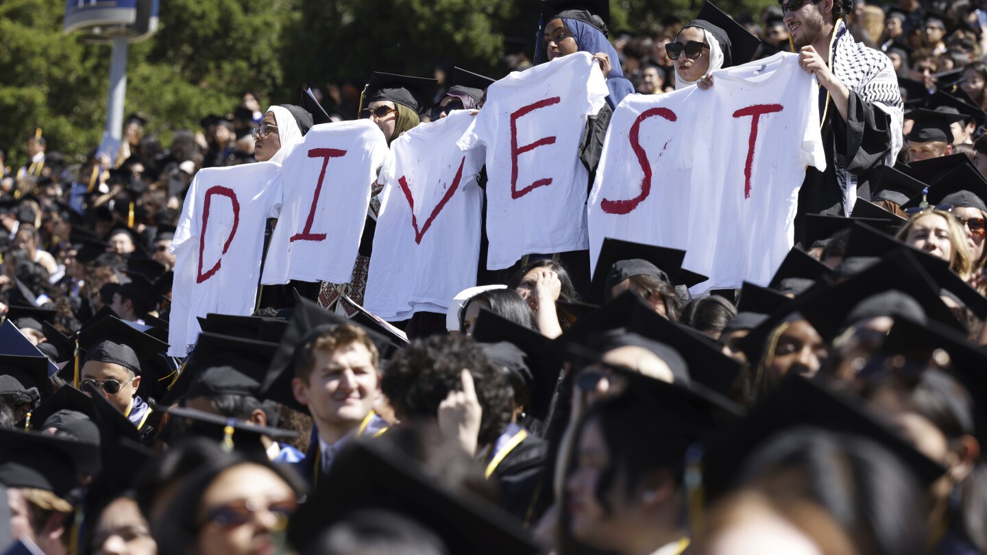 Про-палестинските протести намаляват в кампусите, тъй като завършването на колежи в САЩ е белязано от предизвикателни действия