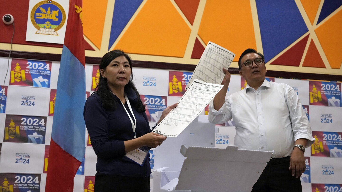 Předběžné výsledky ukázaly, že mongolská vládnoucí strana získala v parlamentních volbách těsnou většinu