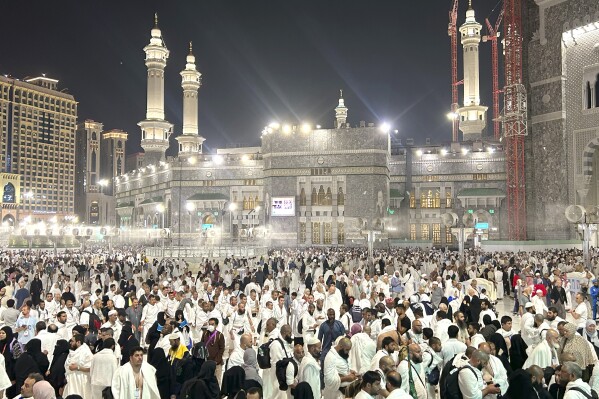 Οι προσκυνητές φεύγουν αφού προσευχηθούν έξω στο Μεγάλο Τζαμί κατά τη διάρκεια του ετήσιου Χατζ στη Μέκκα της Σαουδικής Αραβίας, νωρίς την Παρασκευή, 14 Ιουνίου 2024. (AP Photo/Rafiq Maqbool)