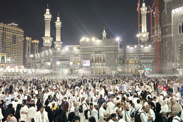 Los peregrinos parten después de orar afuera en la Gran Mezquita durante el Hajj anual en La Meca, Arabia Saudita, la madrugada del viernes 14 de junio de 2024. (Foto AP/Rafiq Maqbool)