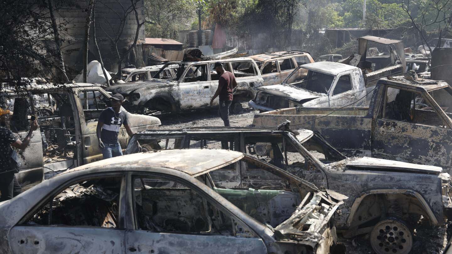 La police haïtienne affirme que 2 hommes ont été tués à coups de couteau par une foule qui pensait acheter des munitions pour les gangs