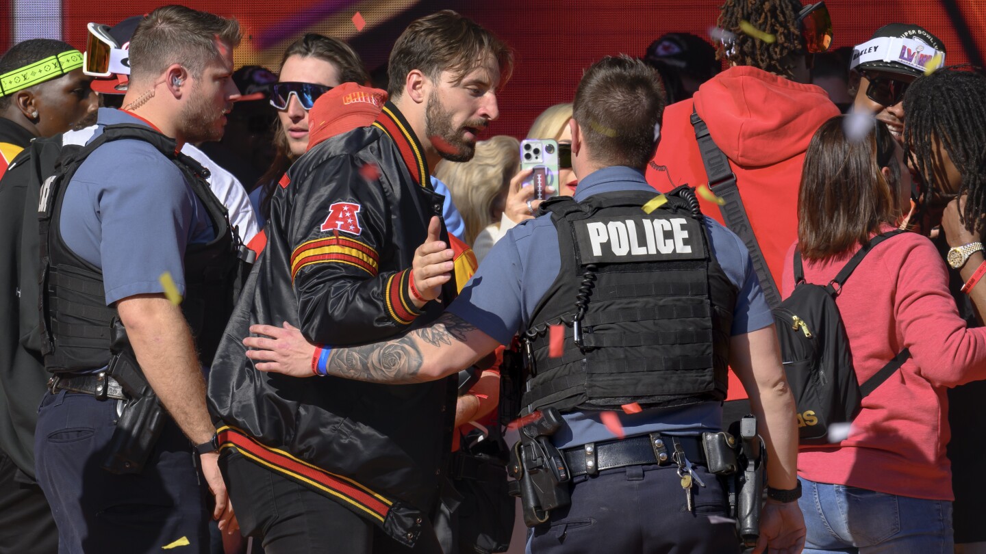 Правата за носене на оръжие са експанзивни в Мисури, където се проведе стрелба на парада на Chiefs Super Bowl