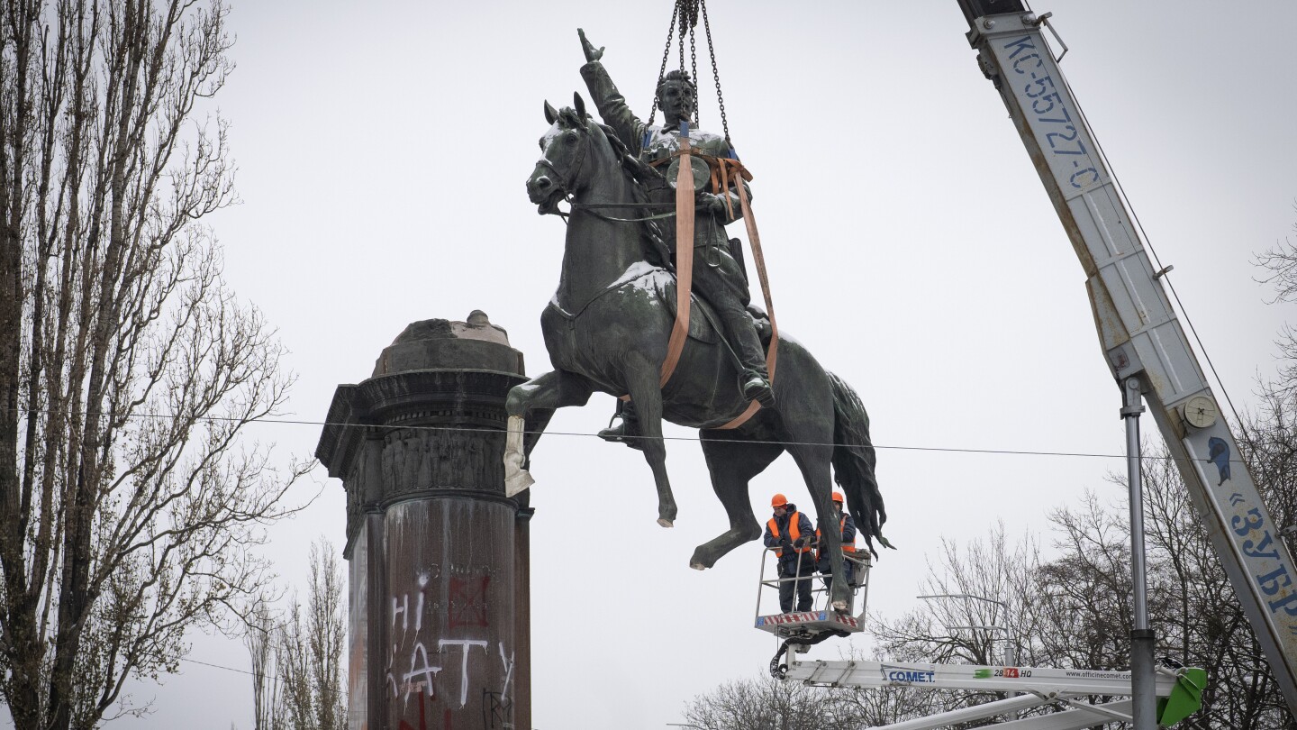 Статуя от съветската епоха на командир на Червената армия беше свалена в Киев