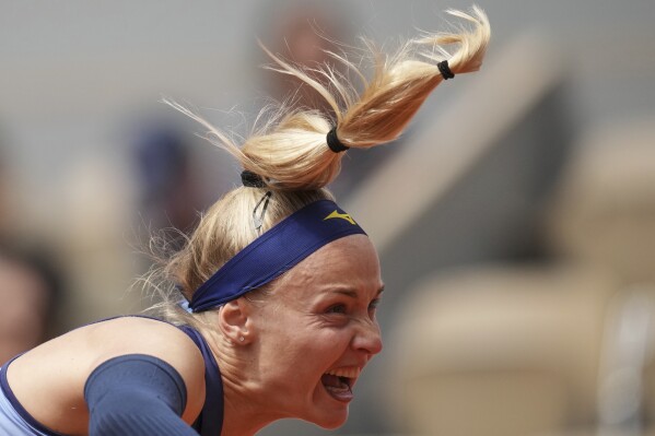 Slovakia's Rebecca Sramkova serves against Poland's Iga Swiatek during their first round match of the French Tennis Open, at the Roland-Garros stadium, in Paris, Monday, May 26, 2025. (AP Photo/Christophe Ena)