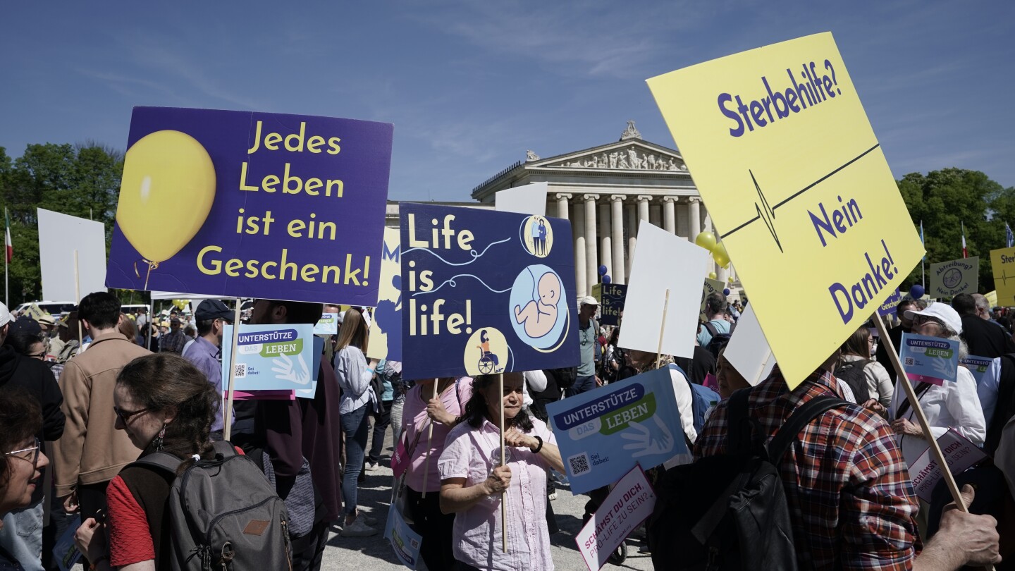Експертна група казва, че абортът в Германия трябва да бъде декриминализиран през първите 12 седмици от бременността