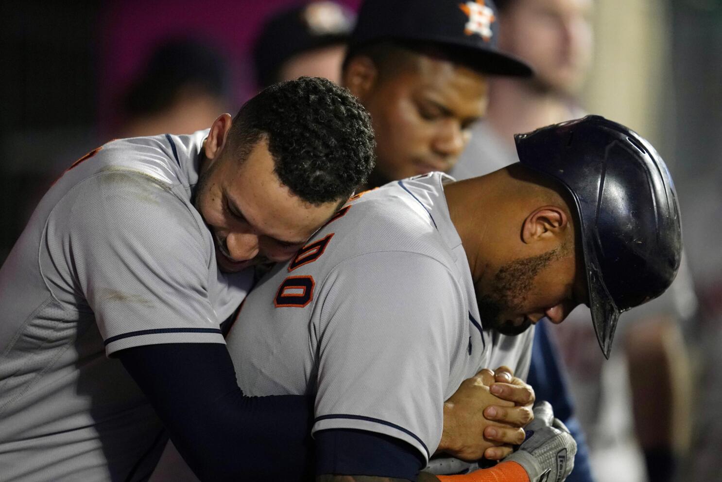 Astros' Jake Meyers leaves Game 4 with injury after attempted leaping catch