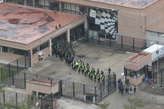 Las medidas de seguridad en la cárcel de Turi, Ecuador, el 14 de enero de 2024. (Foto AP /Javier Caivinahua)
