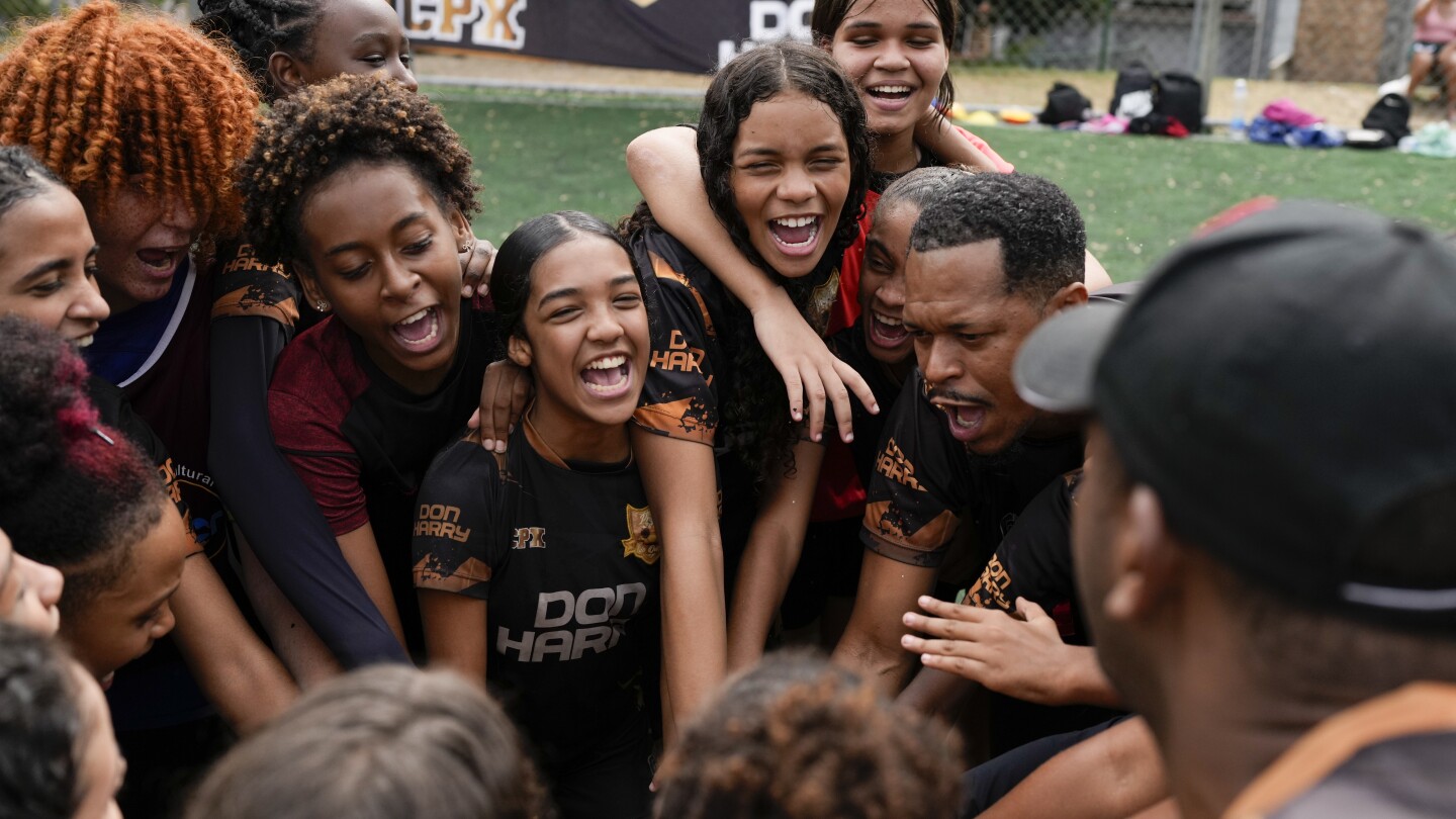 Млади жени във фавела в Рио де Жанейро се надяват да преодолеят насилието в бедняшките квартали, за да участват в Световното първенство за жени през 2027 г.