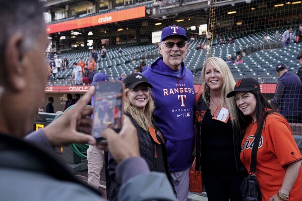 Giants' Manager Bruce Bochy Shares His 'Book of Walks