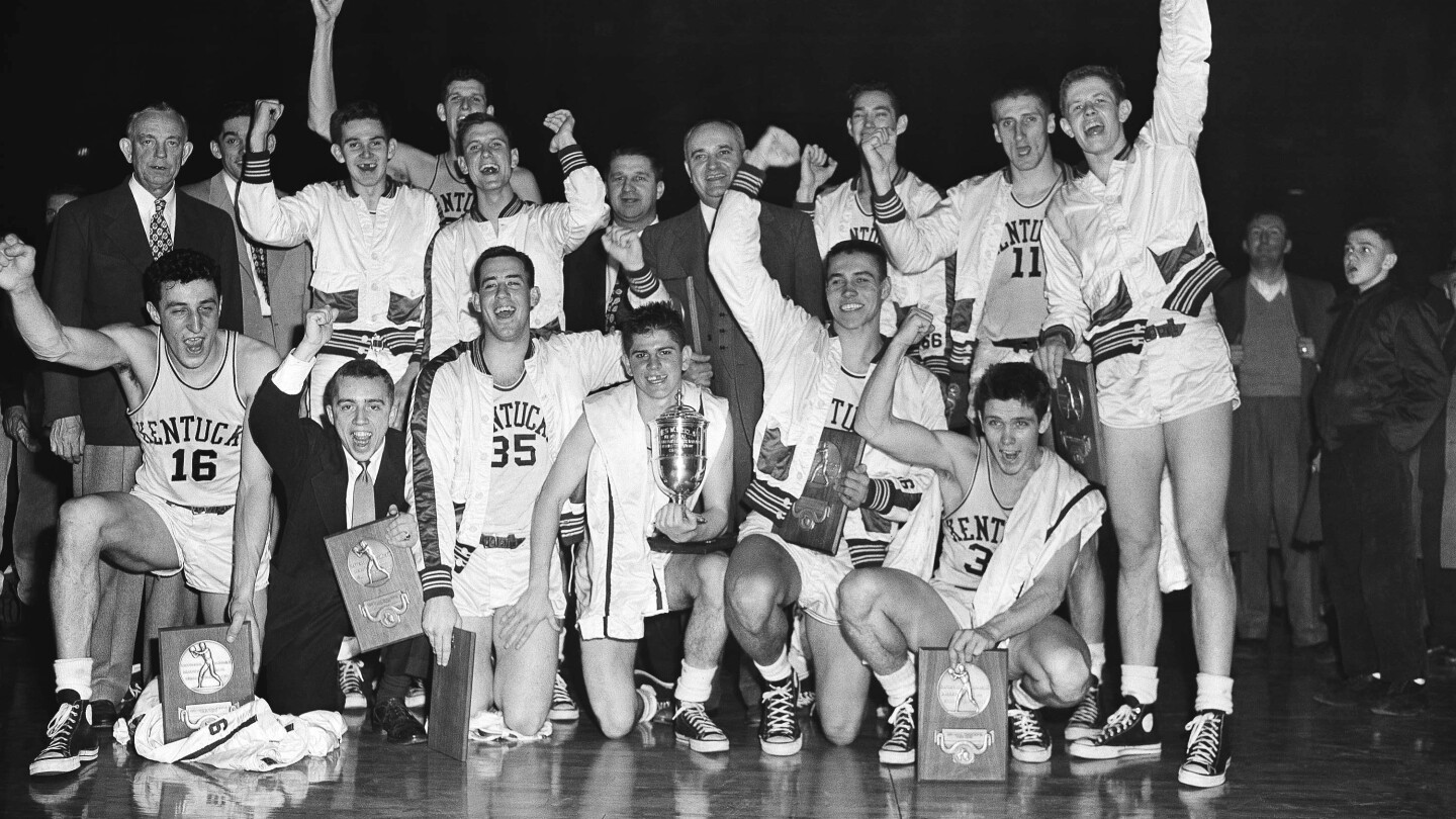 Кентъки е отбор номер 1 за всички времена през 75-те години на анкетите на AP за топ 25 на колежанския баскетбол