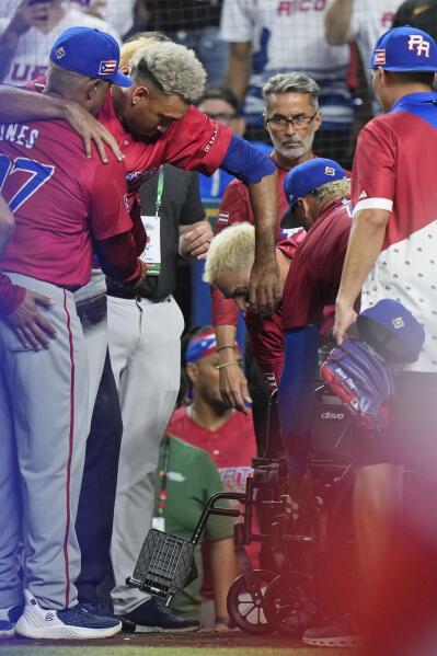 Mets closer Edwin Díaz leaves in wheelchair after injuring right