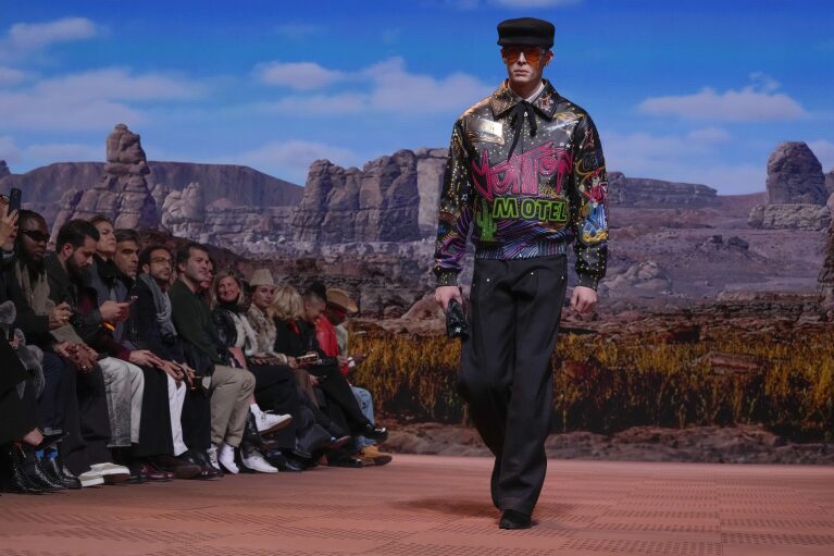 Una modelo luce una creación de Louis Vuitton como parte de la colección prêt-à-porter masculina Otoño/Invierno 2024-2025 presentada en París el martes 16 de enero de 2024. (Foto AP/Thibault Camus)