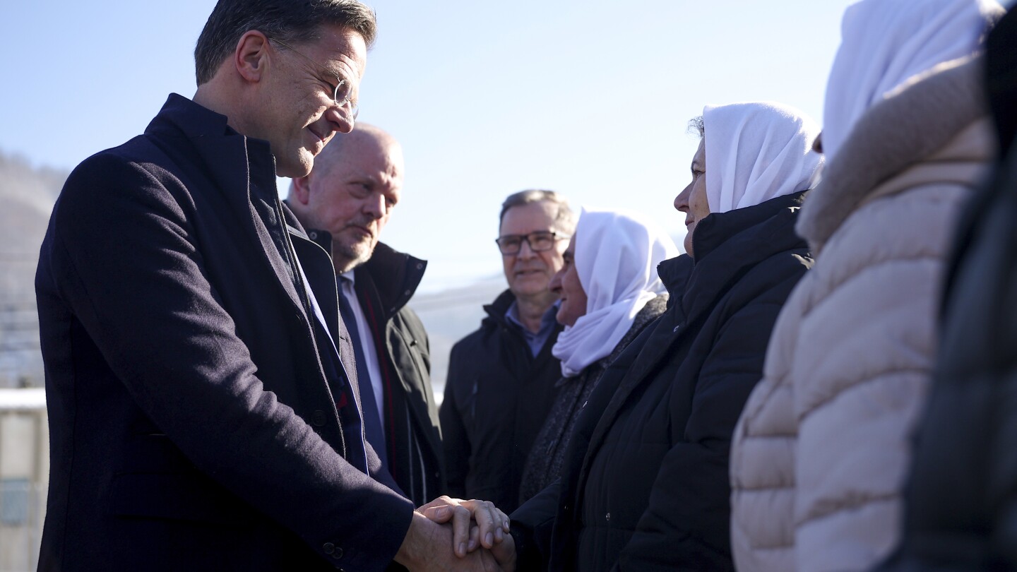 De aftredende Nederlandse premier trapt het bezoek aan Bosnië af bij het genocidemonument in Srebrenica