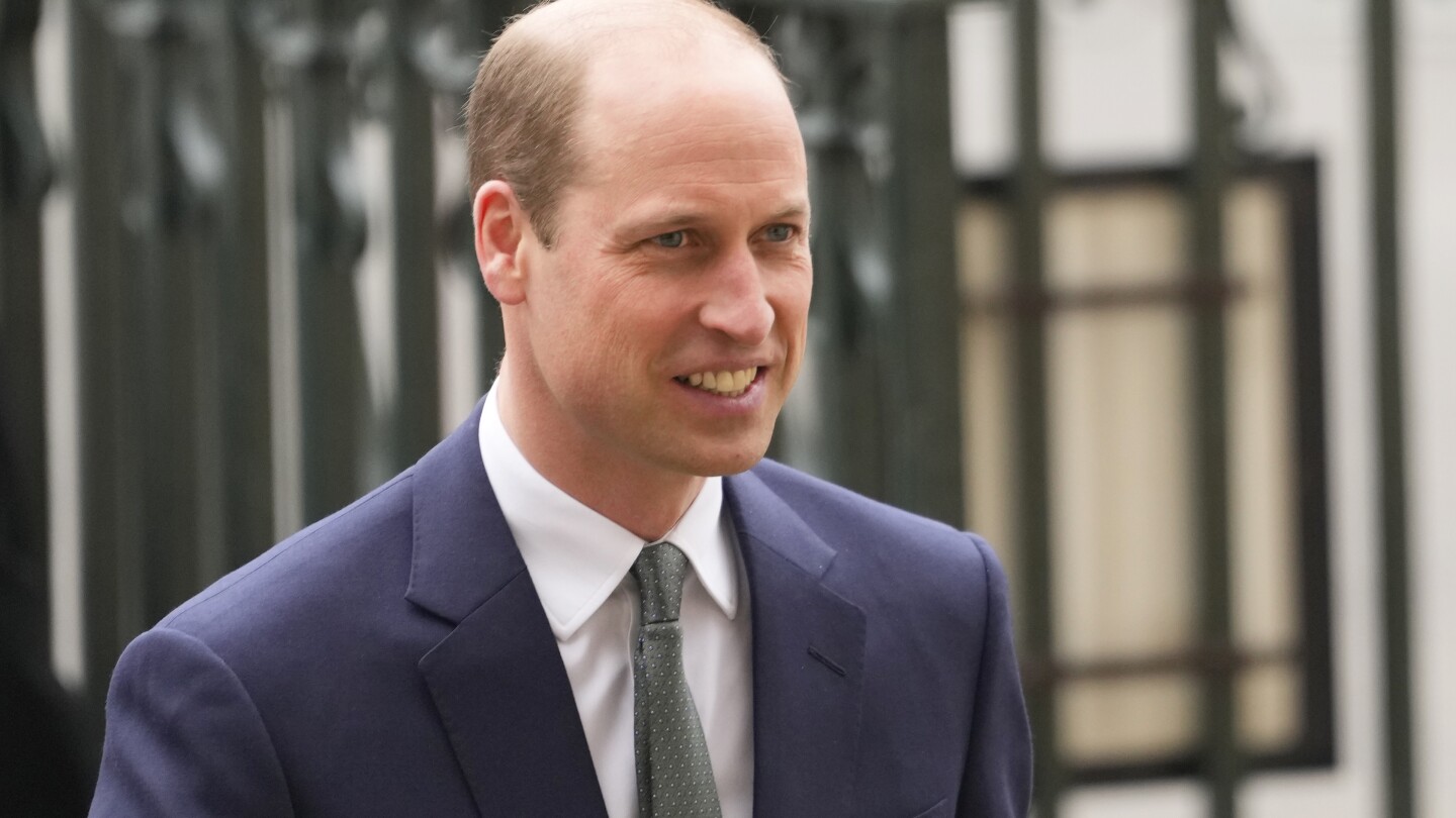 ЛОНДОН (AP) — Принц Уилям се връща към обществени задължения