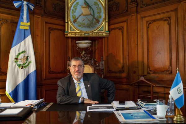 El presidente de Guatemala, Bernardo Arévalo, posa para una foto durante una entrevista en su despacho en el Palacio Nacional en Ciudad de Guatemala, el jueves 1 de febrero de 2024. (AP Foto/Sandra Sebastián)
