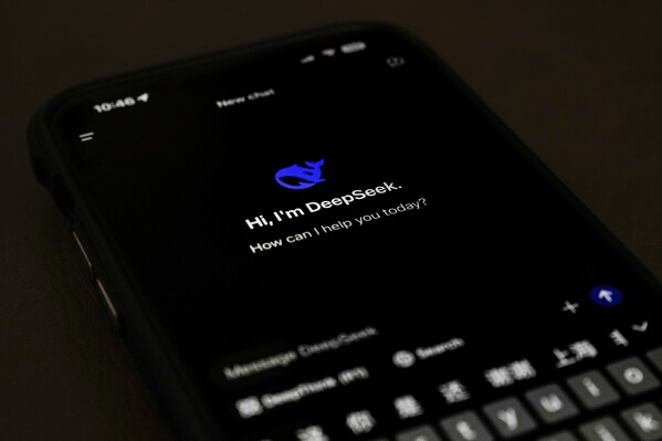 Trang dành cho ứng dụng điện thoại thông minh DeepSeek được nhìn thấy trên màn hình điện thoại thông minh ở Bắc Kinh, thứ Ba, ngày 28 tháng 1 năm 2025. (Ảnh AP/Andy Wong)