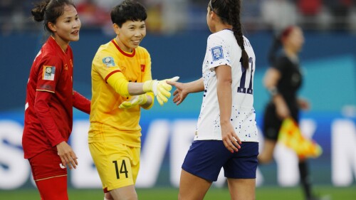 United States' Sophia Smith (11) and Vietnam's goalkeeper Thi Kim Thanh Tran (14) shake hands after the Women's World Cup Group E soccer match between the United States and Vietnam at Eden Park in Auckland, New Zealand, Saturday, July 22, 2023. (AP Photo/Abbie Parr)