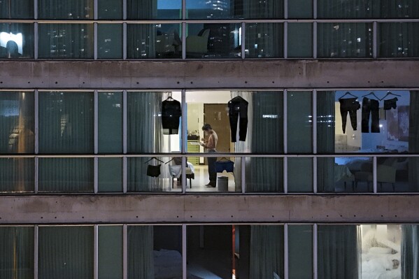 Un migrante deportado desde Estados Unidos, en una habitación de hotel en la Ciudad de Panamá, el 20 de febrero de 2025. (AP Foto/Matías Delacroix, archivo)