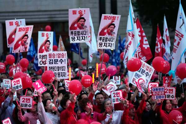Supporters of People Power Party presidential candidate Kim Moon Soo will attend his campaign rally in Seoul, South Korea late on Monday, June 2, 2025 (AP Photo/Ahn Young-Joon)