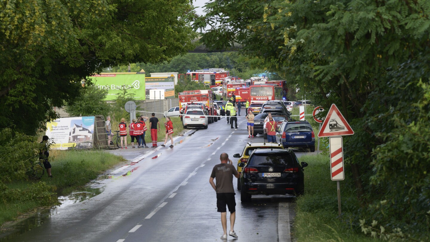 7 mŕtvych a 5 zranených po zrážke vlaku Praha-Budapešť s autobusom na Slovensku