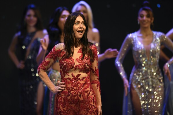 Η διαγωνιζόμενη Alejandra Rodriguez διαγωνίζεται στον διαγωνισμό Miss Argentina Universe, στο Μπουένος Άιρες της Αργεντινής, το Σάββατο 25 Μαΐου 2024. Η 60χρονη δικηγόρος ελπίζει να γράψει ιστορία με το να γίνει η γηραιότερη διαγωνιζόμενη Miss Universe.  (AP Photo/Gustavo Jarillo)