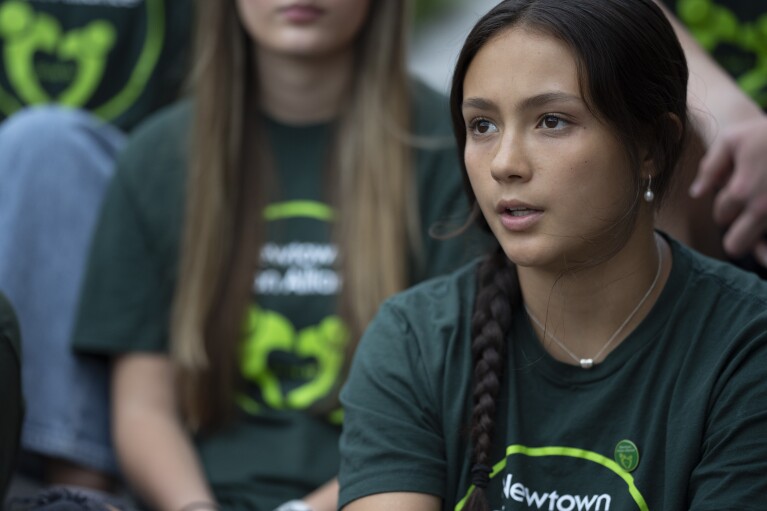 Grace Fischer, survivante de la fusillade de l'école primaire de Sandy Hook en 2012, parle de l'obtention de son diplôme d'études secondaires, avant un rassemblement contre la violence armée le vendredi 7 juin 2024 à Newtown, Connecticut.  (Photo AP/Bryan Woolston)