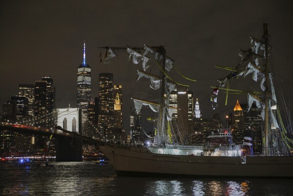 A masted Mexican Navy training ship, the Cuauhtémoc, sits stranded after colliding with the Brooklyn Bridge, Saturday, May 17, 2025, in New York. (AP Photo/Yuki Iwamura)