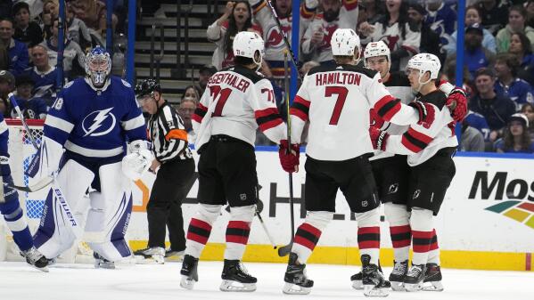 Johnsson, Bratt goals put Devils over Flyers, 5-2