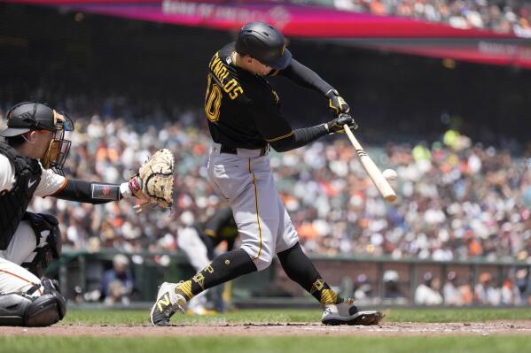 Reynolds' 3 RBIs, great catch lead Pirates over Giants 9-4, back