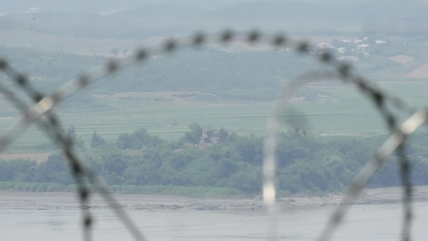 Как севернокорейските войници се скитаха през най-строго охраняваната граница в света?