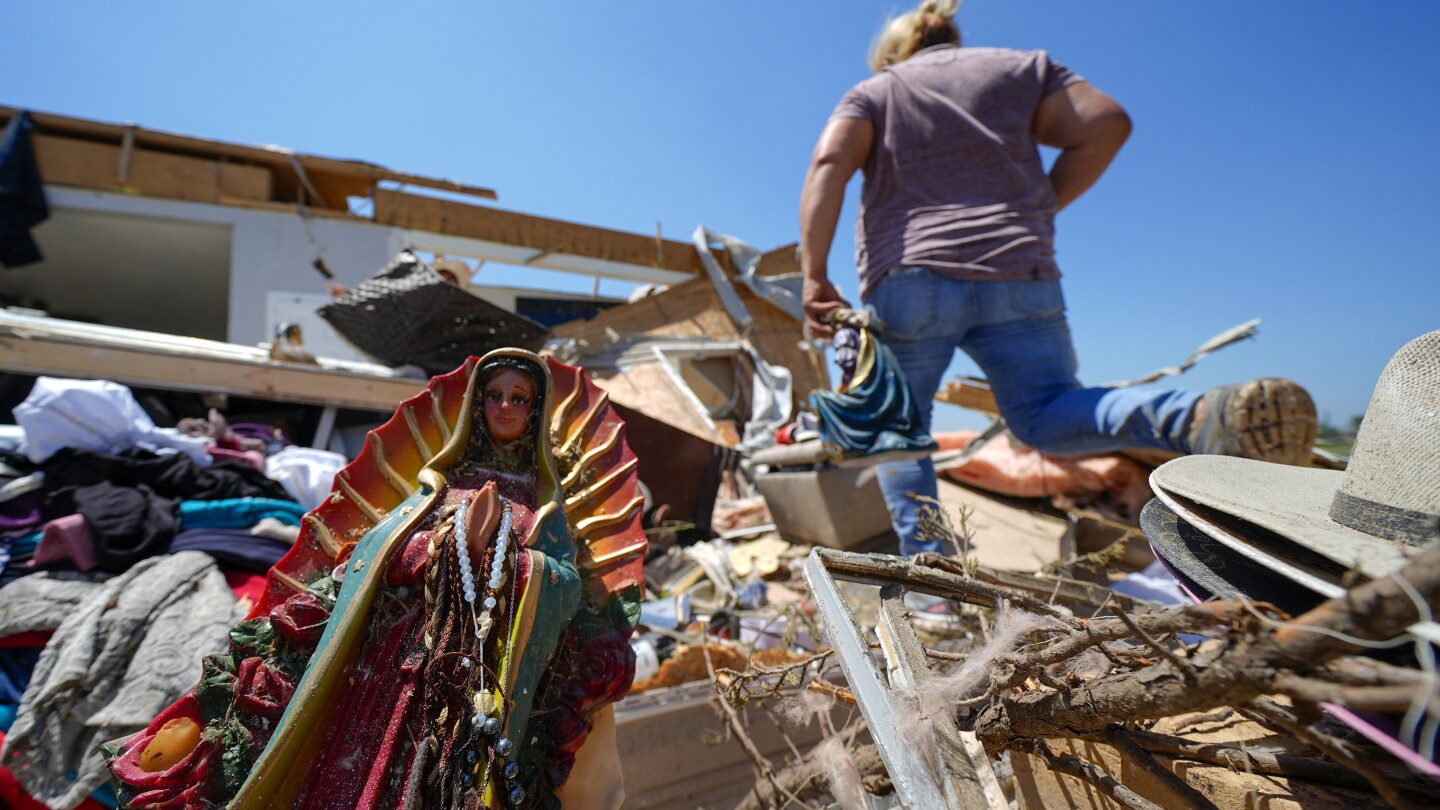 В окръг в северен Тексас зашеметени жители претърсват разрушените от торнадо домове