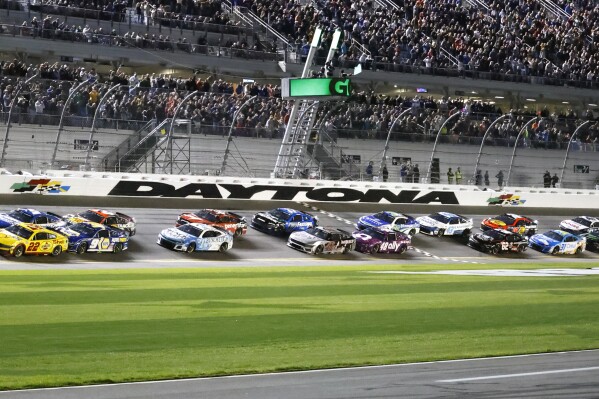 Joey Logano (22) and Austin Cindric, top left, lead the field to start the first of two Daytona 500 qualifying auto races at Daytona International Speedway, Thursday, Feb. 15, 2024, in Daytona Beach, Fla. (AP Photo/Terry Renna)