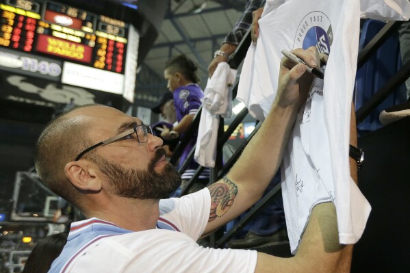 FILE - Former Sacramento Kings player Scot Pollard signs an autograph during the half time of the Kings NBA basketball game against the Oklahoma City Thunder, Saturday, April 9, 2016, in Sacramento, Calif. NBA champion and “Survivor” contestant Scot Pollard has had a heart transplant, his wife said on social media on Friday, Feb. 16, 2024. (AP Photo/Rich Pedroncelli, File)