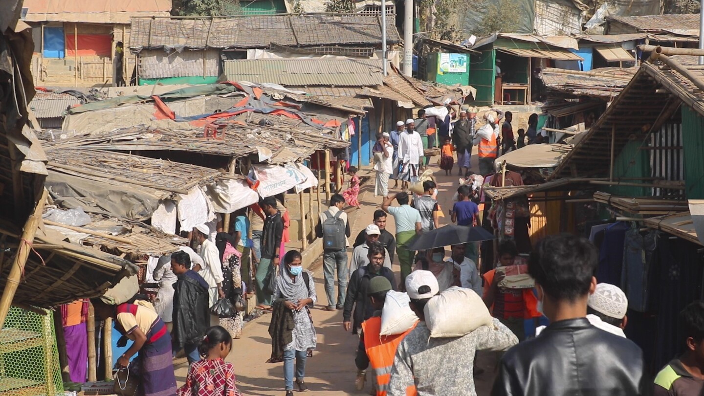 Докато етническа въоръжена група твърди, че е превзела град в западен Мианмар, мюсюлманските рохинги бягат отново
