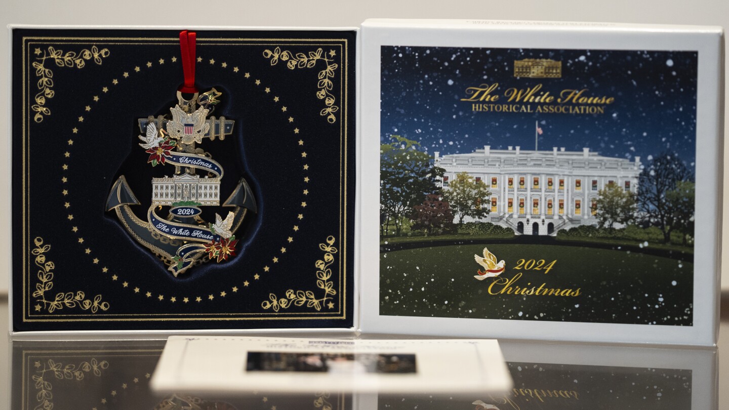 Джими Картър става първият жив бивш президент с официална коледна украса на Белия дом