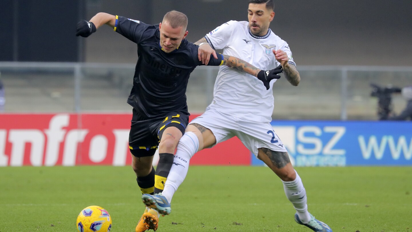 Лацио доминира, но прави равенство 1-1 срещу Верона с 10 играча в Серия А. Интер е домакин на Удинезе