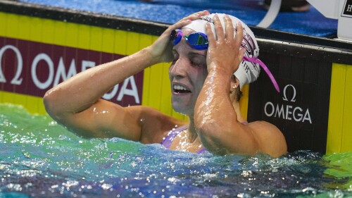 Regan Smith reacciona después de ganar los 200 metros espalda femeninos en el Campeonato Nacional de Natación de EE. UU. en Indianápolis, el miércoles 28 de junio de 2023 (AP Photo/Michael Conroy)