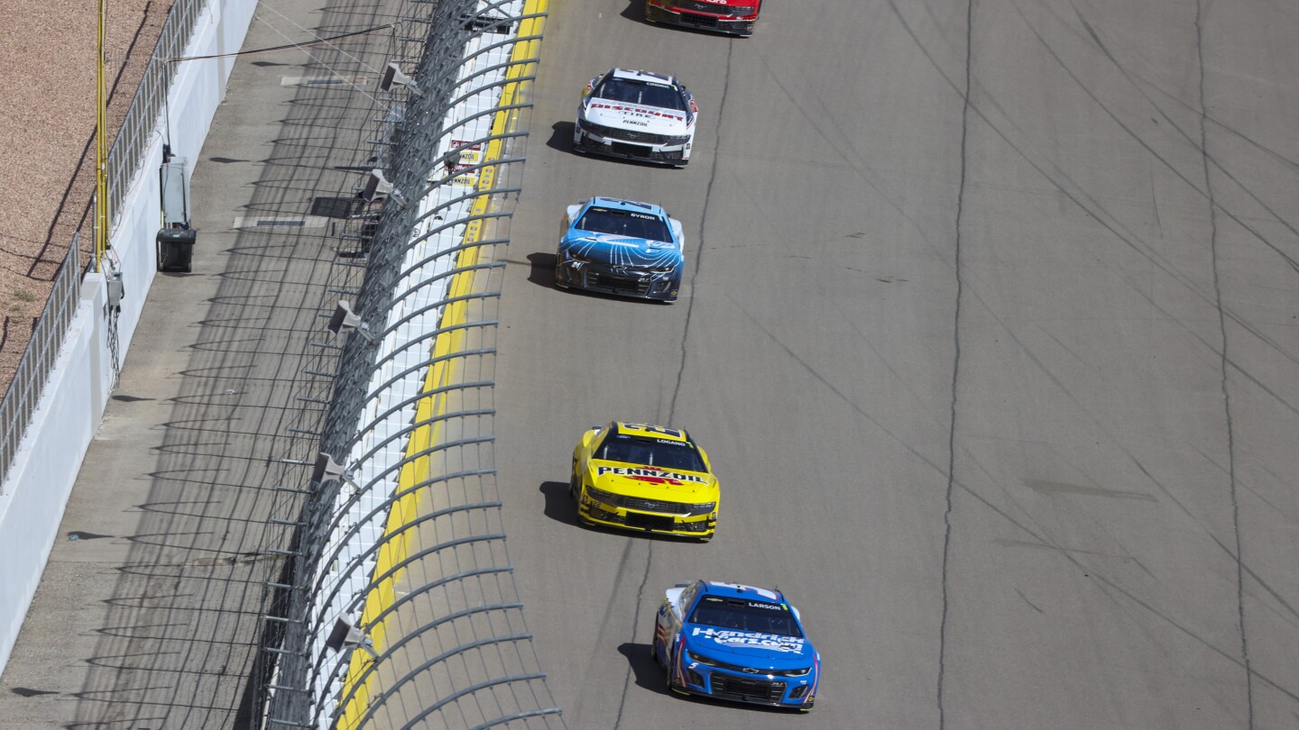 Кайл Ларсън отново спечели в Лас Вегас, за да запази Chevrolet непобеден в сезона на NASCAR