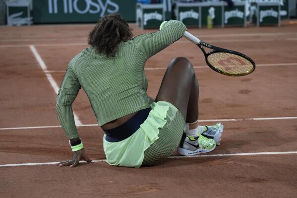 Serena Williams talks to crowd in French after winning opening match at  French Open