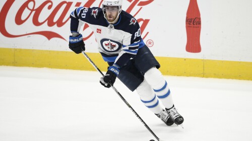 SOUBOR - Levé křídlo Winnipeg Jets Pierre-Luc Dubois (80) posouvá puk během první třetiny hokejového zápasu NHL proti Washington Capitals, pátek 23. prosince 2022 ve Washingtonu.  Los Angeles Kings získali Pierre-Luc Dubois v masivní smlouvě a obchodní dohodě s Winnipeg Jets 27. června 2023.  (AP Photo/Nick Wass, Soubor)