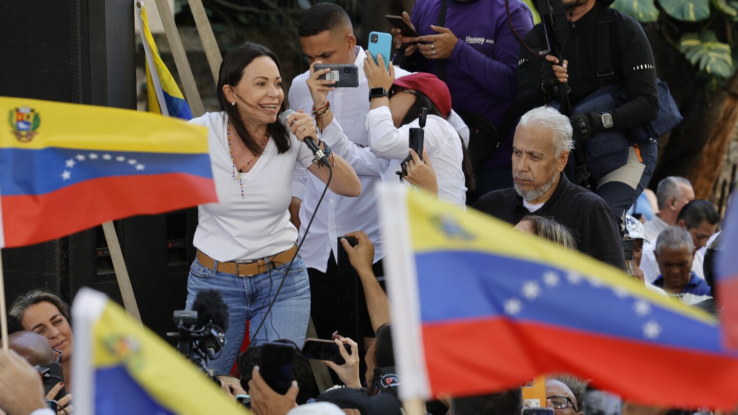 Líder opositora venezolana se enfrenta a plazo límite para abandonar su  carrera contra Maduro | AP News