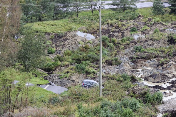 Vista de la autopista E6 cerca de Stenungsund, cerrada en ambos sentidos después que la lluvia persistente provocó un alud en Stenungsund, Suecia, sábado 23 de setiembre de 2023. Un alud en el oeste de Suecia abrió un enorme sumidero en una autopista que va a Noruega el sábado por la madrugada. Tres personas resultaron heridas cuando sus autos y un autobús patinaron hasta salirse de la ruta.(Adam Ihse/TT News Agency via AP)