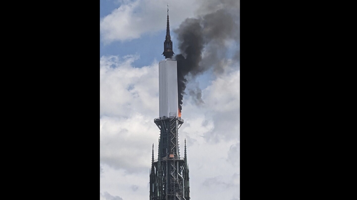 Beheersing van een kleine brand in de toren van een middeleeuwse kathedraal in de Franse stad Rouen