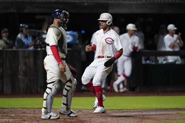 Cubs Beat Reds at MLB's Field of Dreams Game - The New York Times